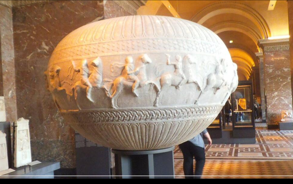 Paris Louvre Müzesi’ nde Sergilenen Küp