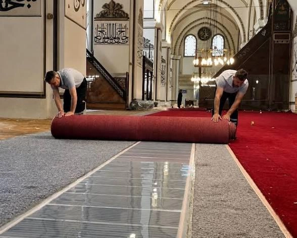 Bursa Ulu Camii halıları yenileniyor. Halılar Demirci Özkul Halı firması tarafında üretiliyor.