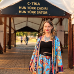 Gagauz Sanatçı Natali Deniz, Hun Türk Kurultayı’nda “Turan Eller Kurultay” Eserini Seslendirdi