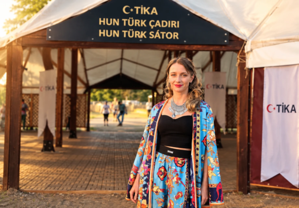 Gagauz Sanatçı Natali Deniz, Hun Türk Kurultayı’nda “Turan Eller Kurultay” Eserini Seslendirdi